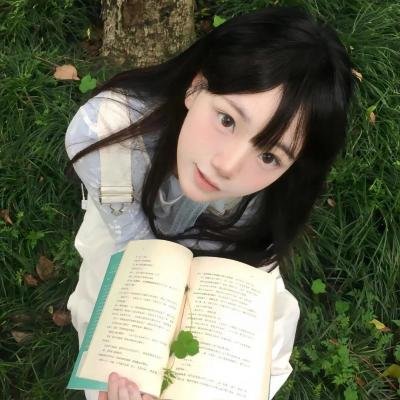 戴流苏耳环的少女