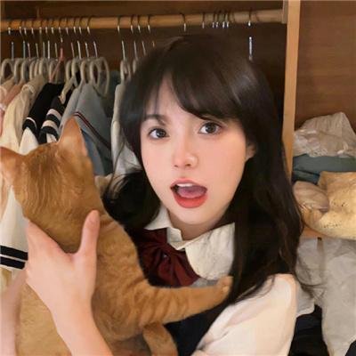 泳池里的男孩